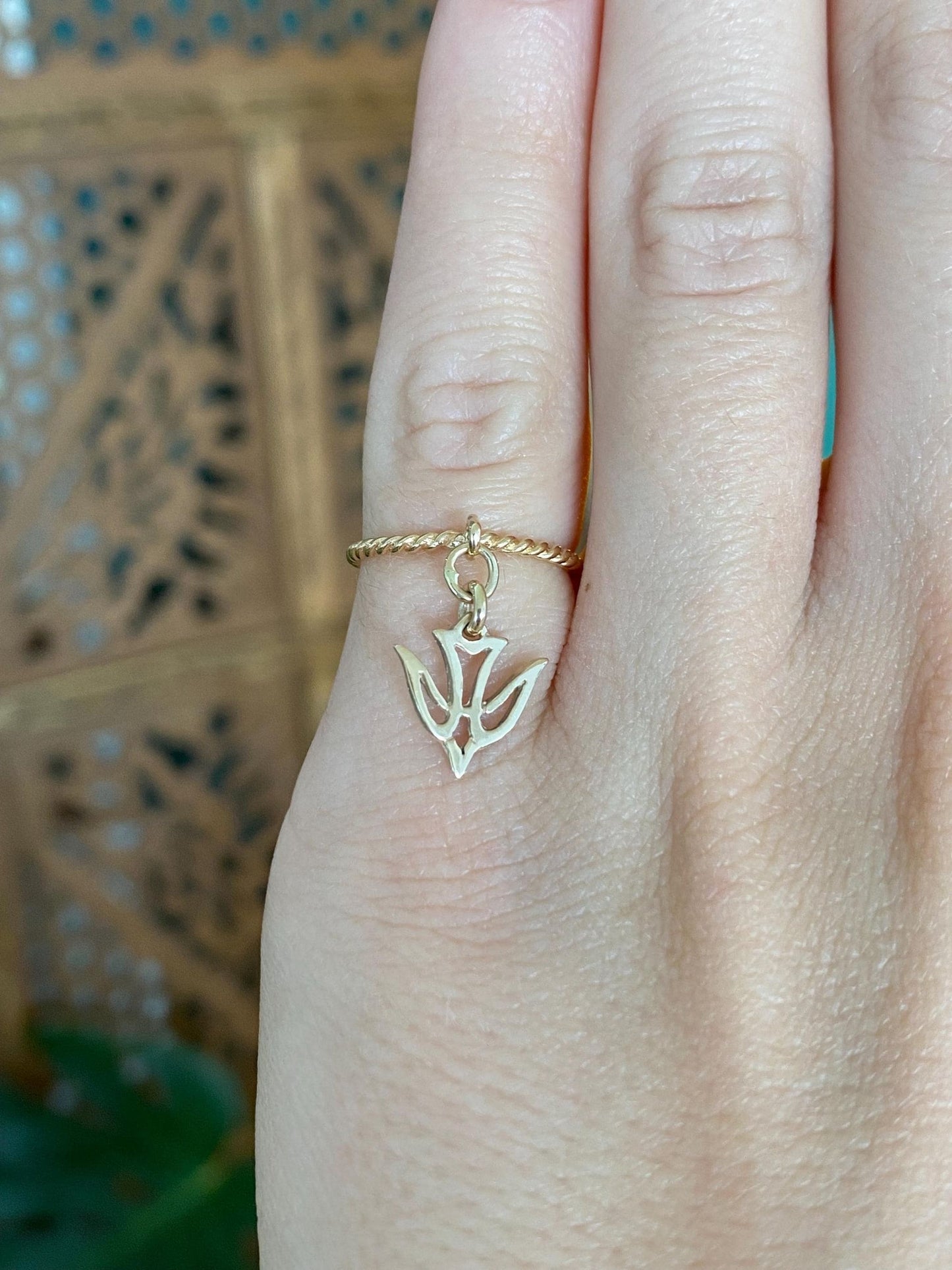 Vintage Solid 14k Yellow Gold Swallow Bird Charm Twist Ring - Size 3.75