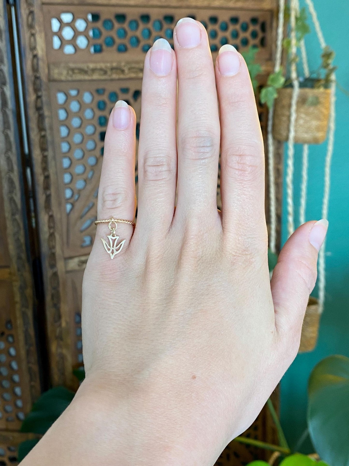 Vintage Solid 14k Yellow Gold Swallow Bird Charm Twist Ring - Size 3.75