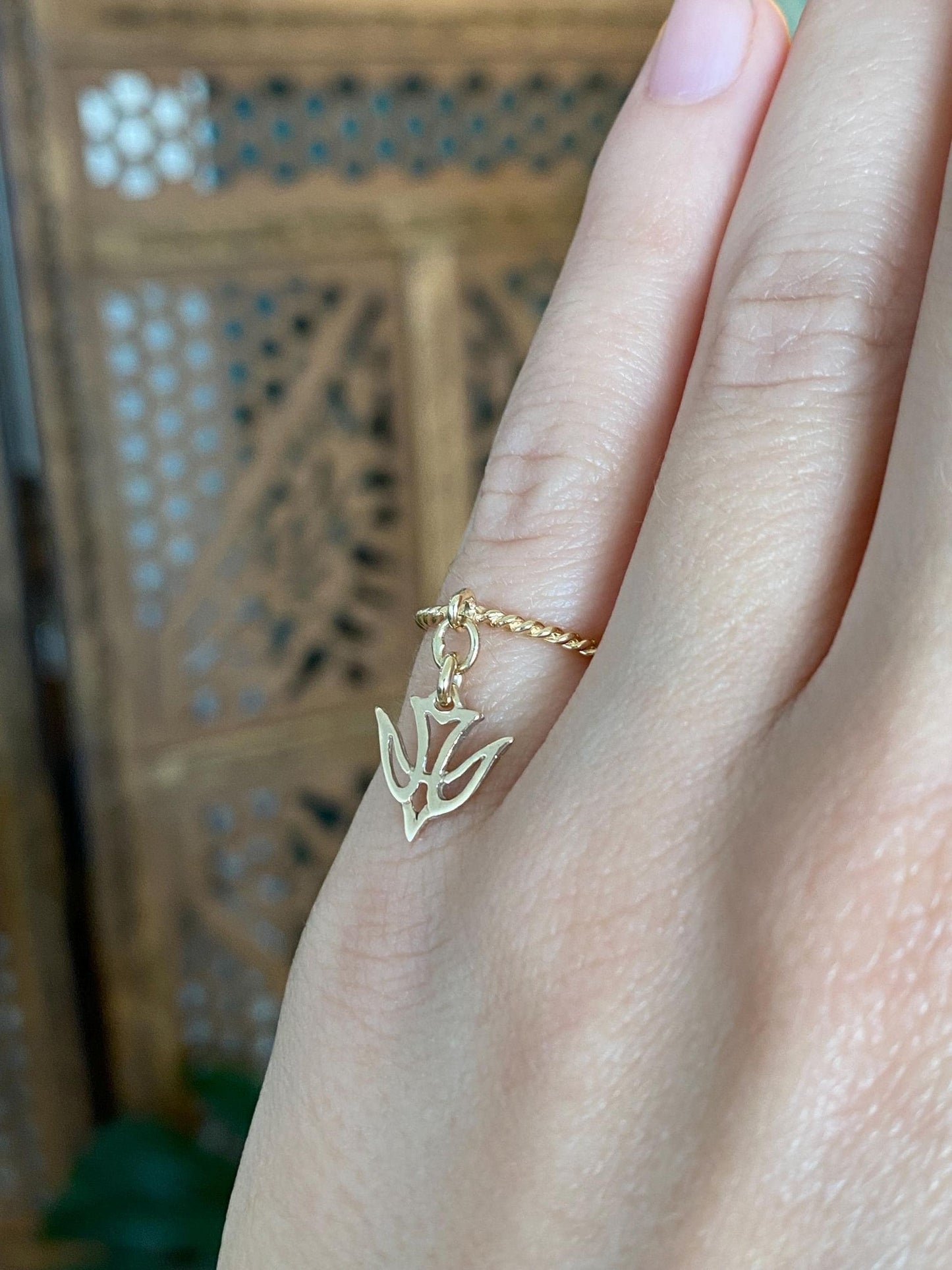 Vintage Solid 14k Yellow Gold Swallow Bird Charm Twist Ring - Size 3.75