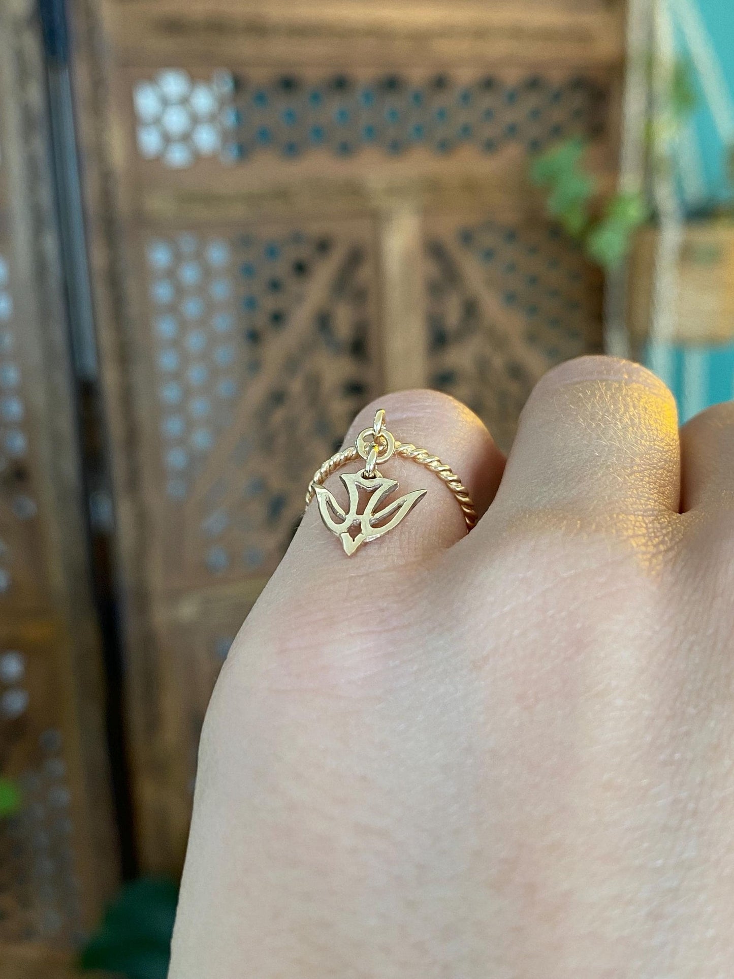 Vintage Solid 14k Yellow Gold Swallow Bird Charm Twist Ring - Size 3.75