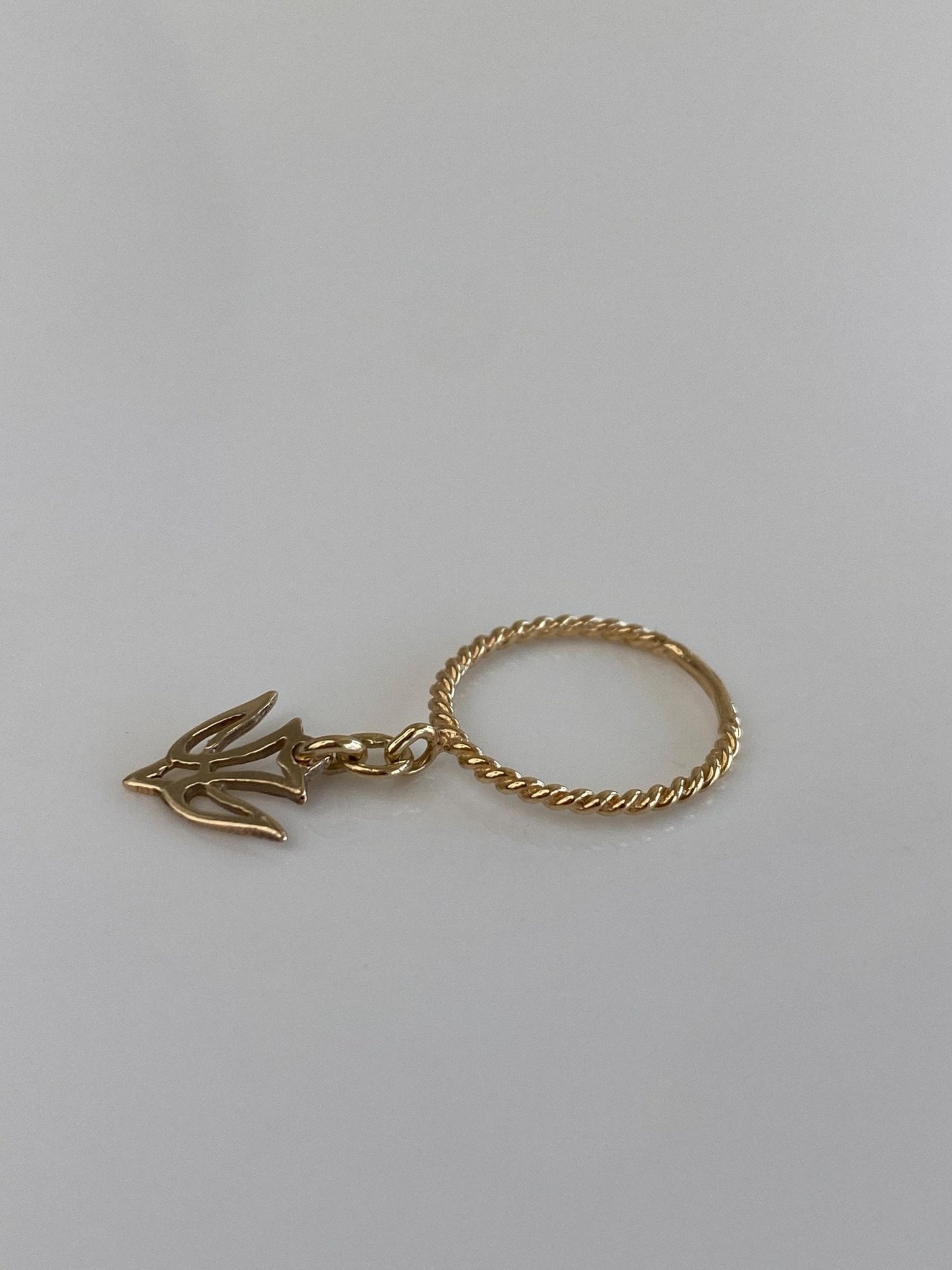 Vintage Solid 14k Yellow Gold Swallow Bird Charm Twist Ring - Size 3.75