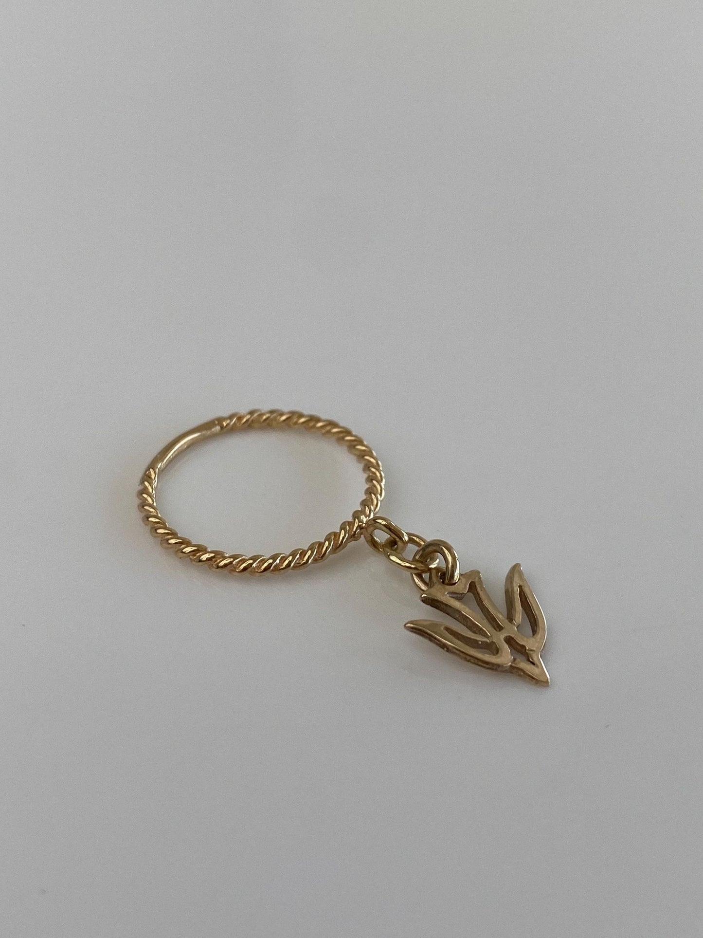 Vintage Solid 14k Yellow Gold Swallow Bird Charm Twist Ring - Size 3.75