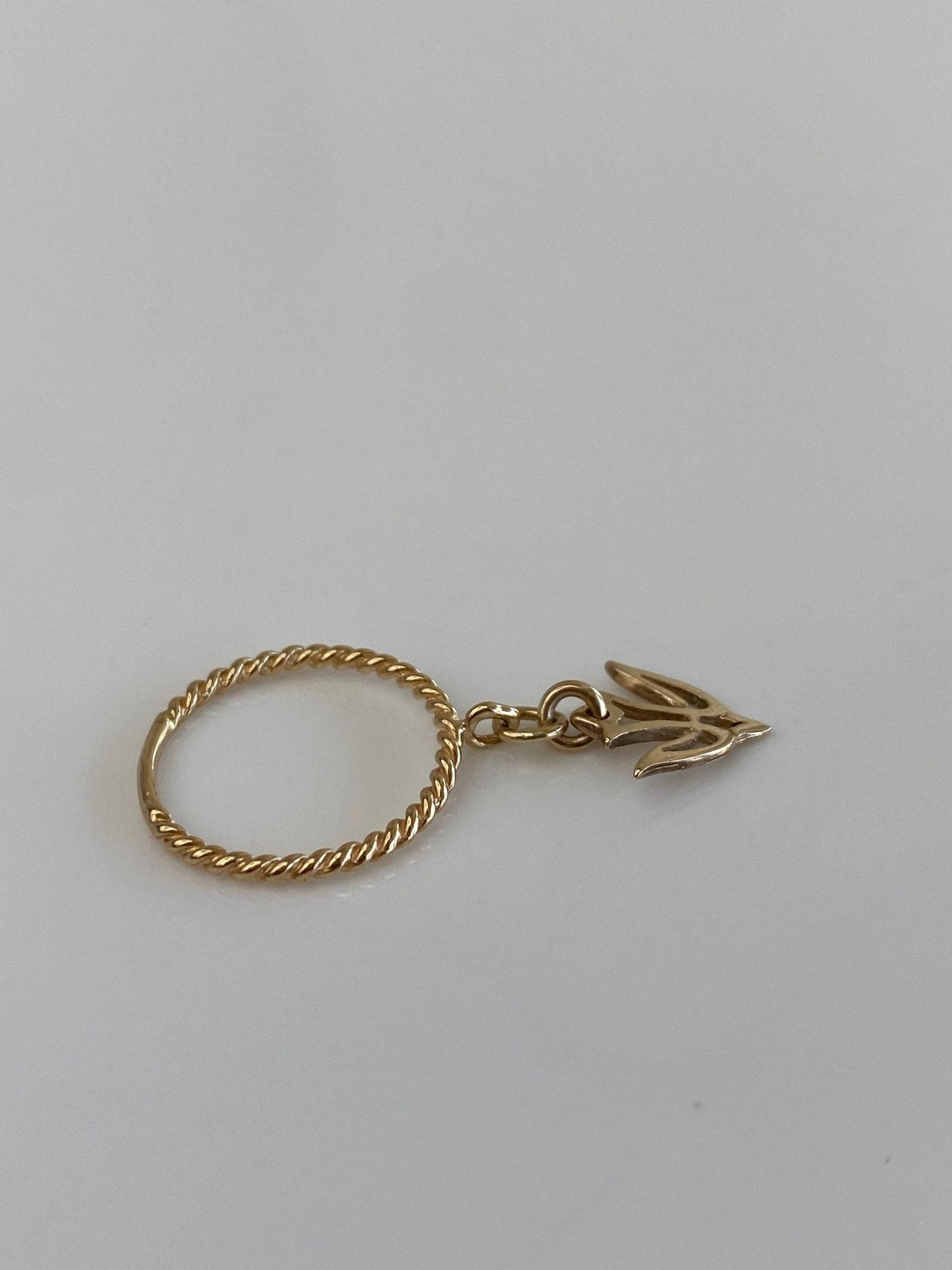 Vintage Solid 14k Yellow Gold Swallow Bird Charm Twist Ring - Size 3.75