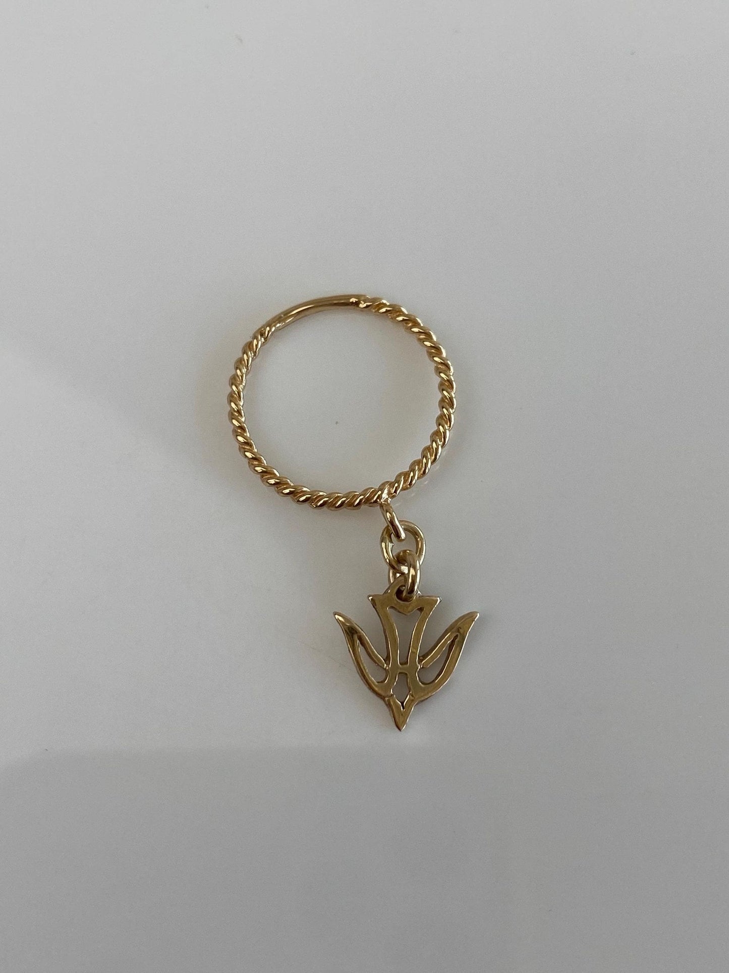 Vintage Solid 14k Yellow Gold Swallow Bird Charm Twist Ring - Size 3.75