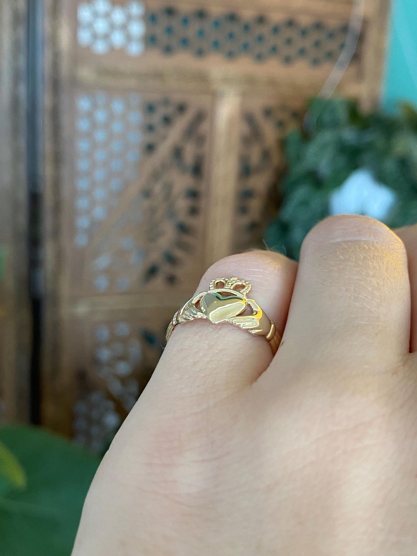 Vintage Solid 14k Yellow Gold Claddaugh Ring - Size 5