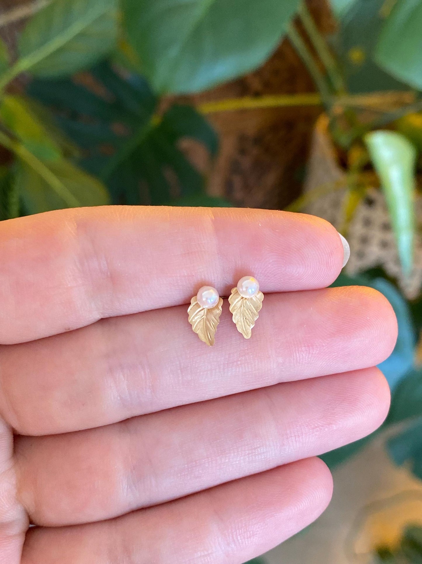 Vintage Solid 14k Yellow Gold Pearl Leaf Stud Earrings