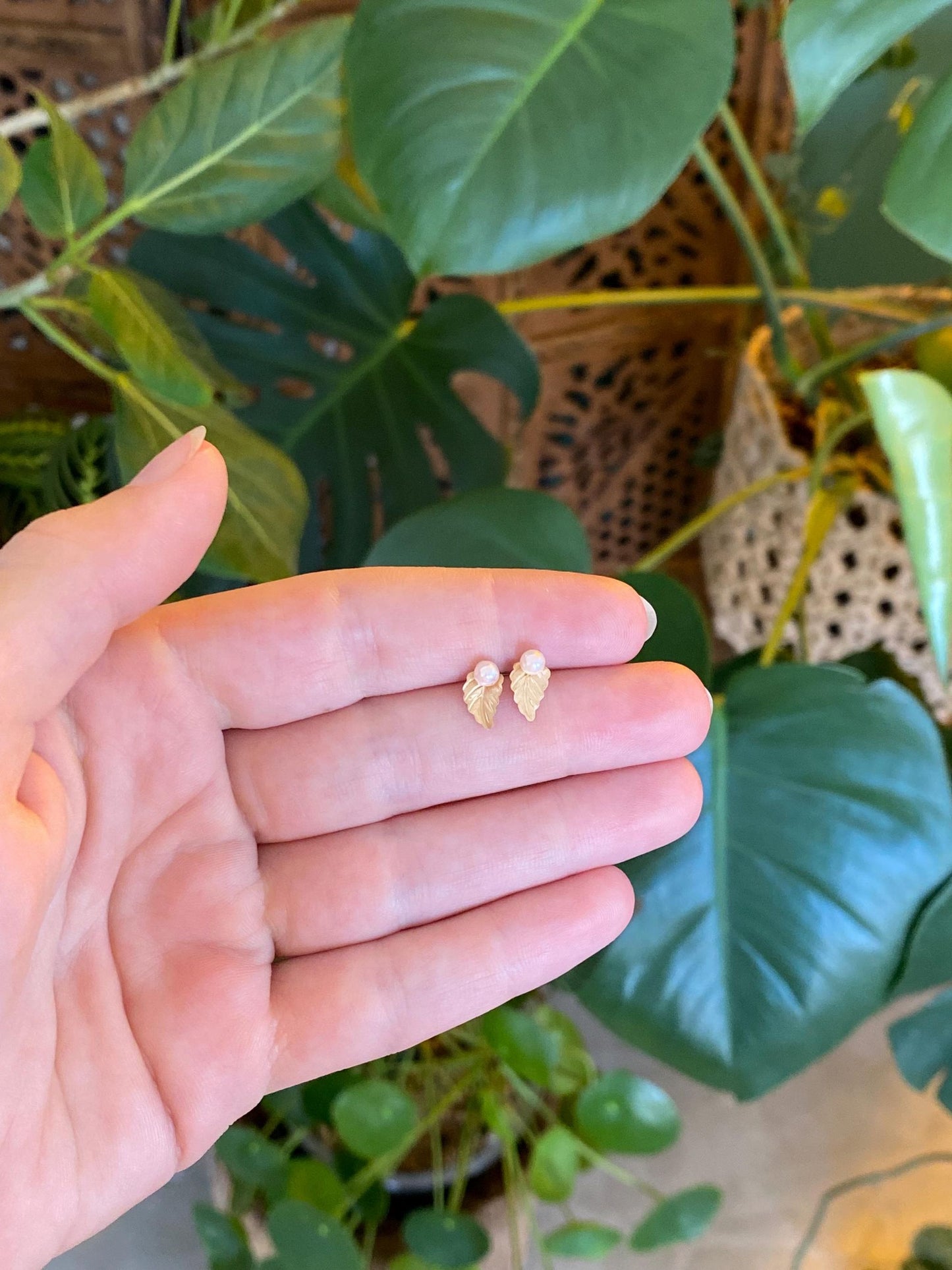 Vintage Solid 14k Yellow Gold Pearl Leaf Stud Earrings