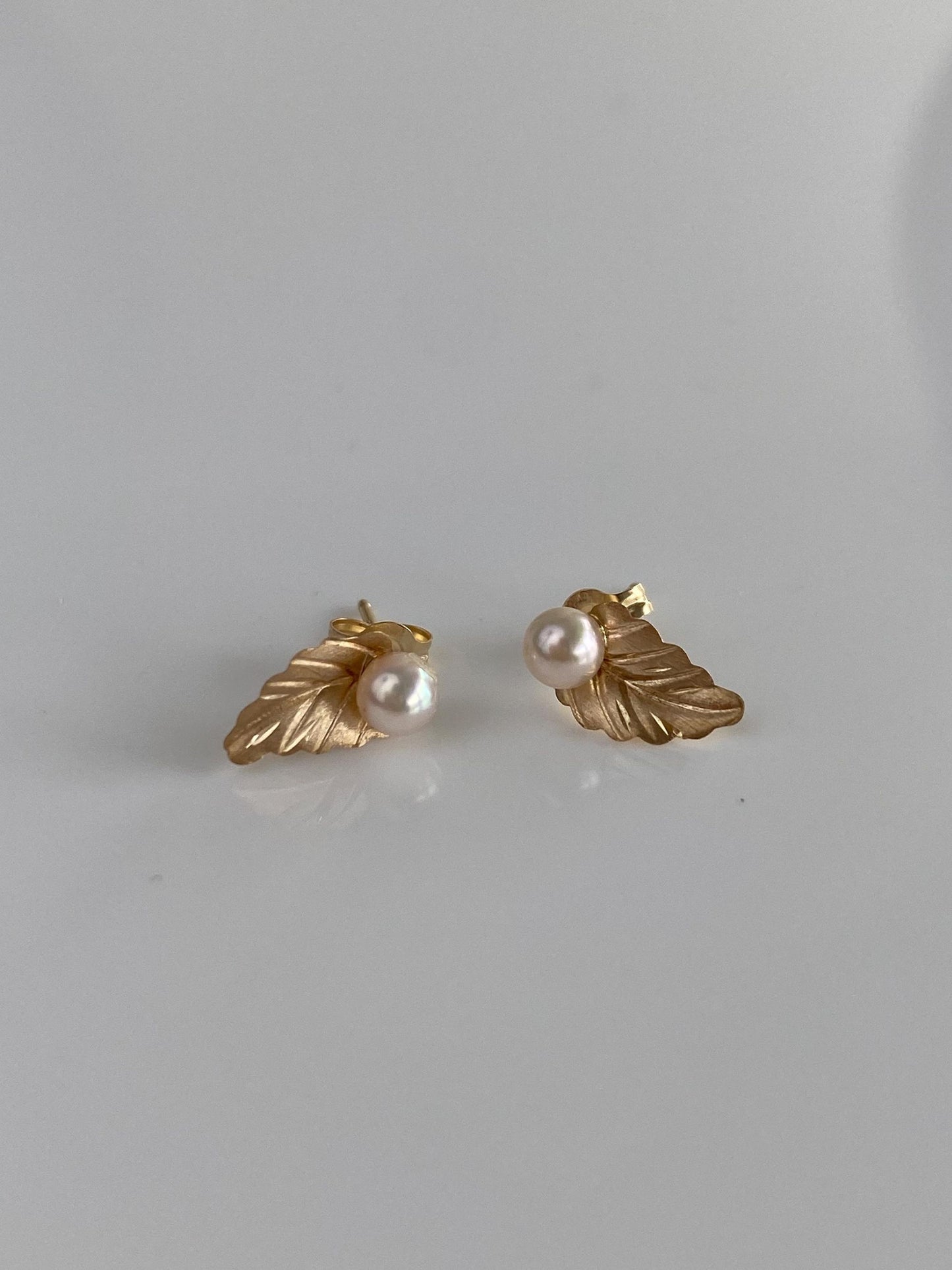 Vintage Solid 14k Yellow Gold Pearl Leaf Stud Earrings
