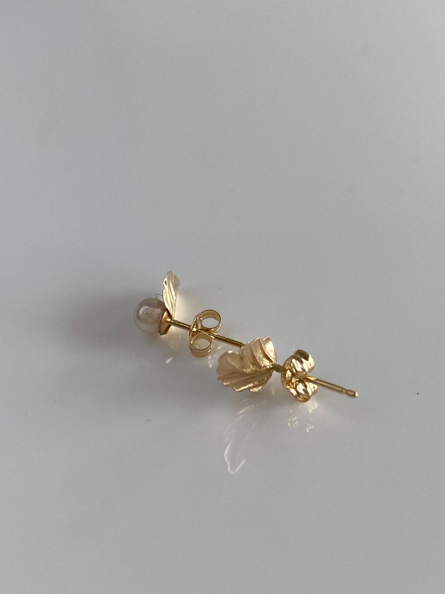 Vintage Solid 14k Yellow Gold Pearl Leaf Stud Earrings
