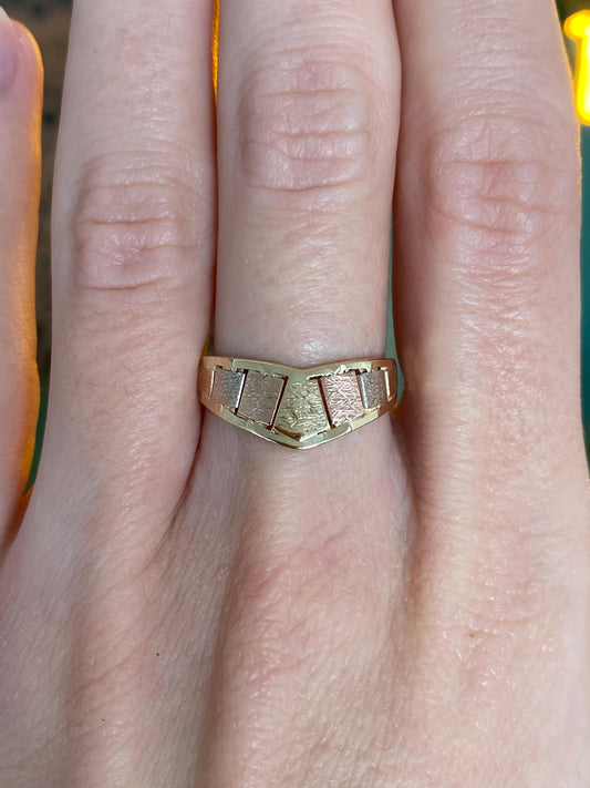Vintage Solid 14k Tri Tone Gold Chevron Ring - Size 7.25