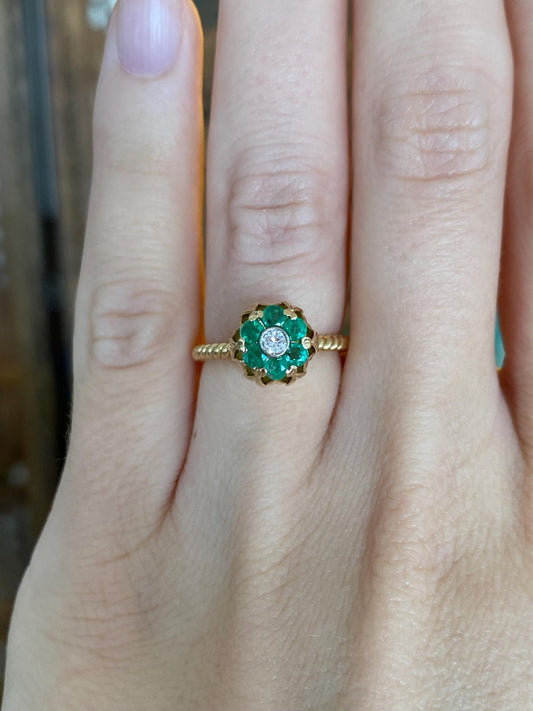 Vintage Solid 18k Yellow Gold Emerald Halo Diamond Flower Ring - Size 4.25