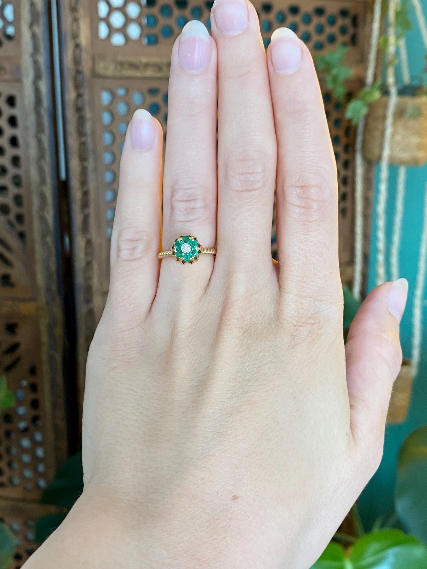 Vintage Solid 18k Yellow Gold Emerald Halo Diamond Flower Ring - Size 4.25