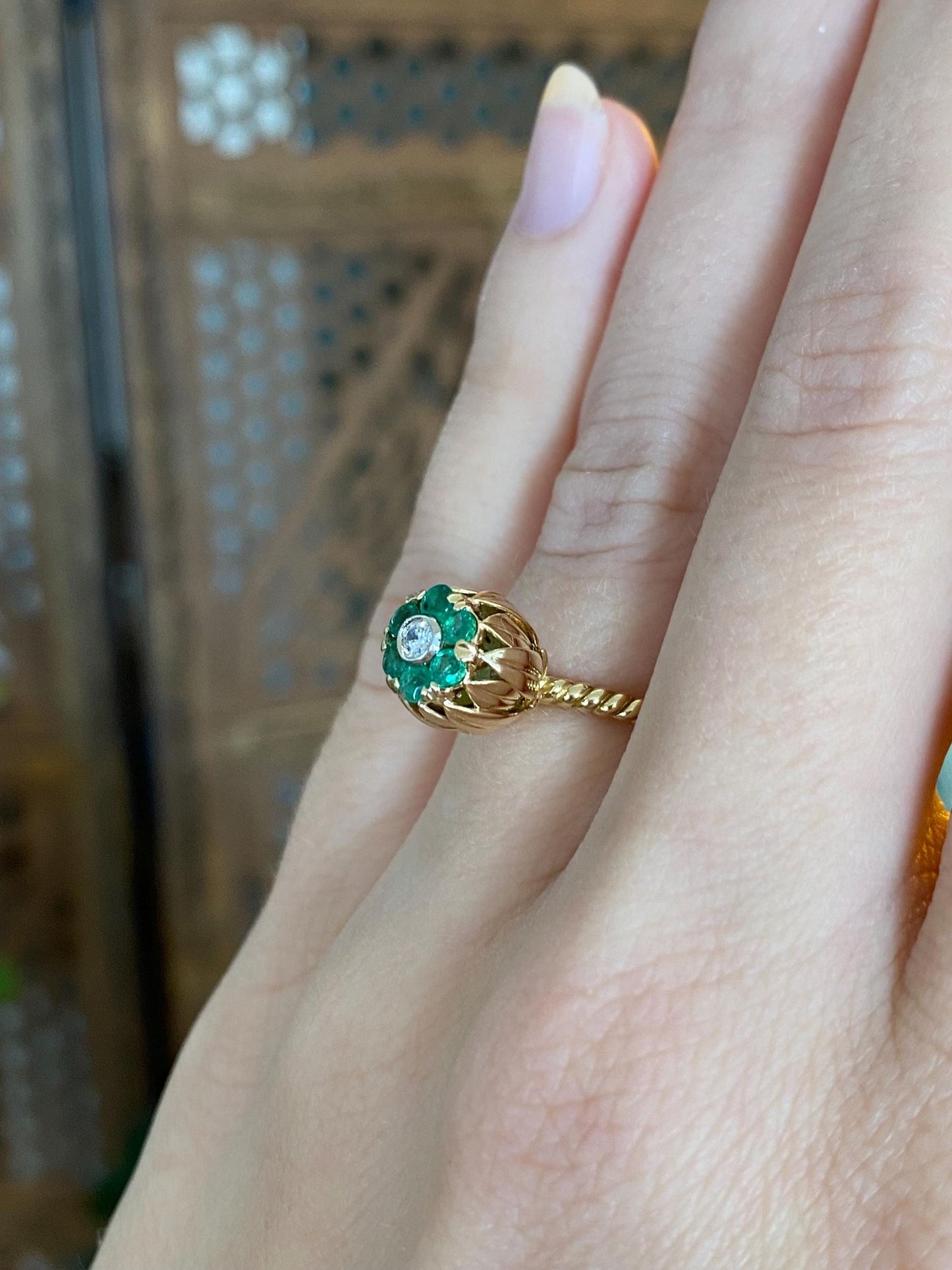 Vintage Solid 18k Yellow Gold Emerald Halo Diamond Flower Ring - Size 4.25
