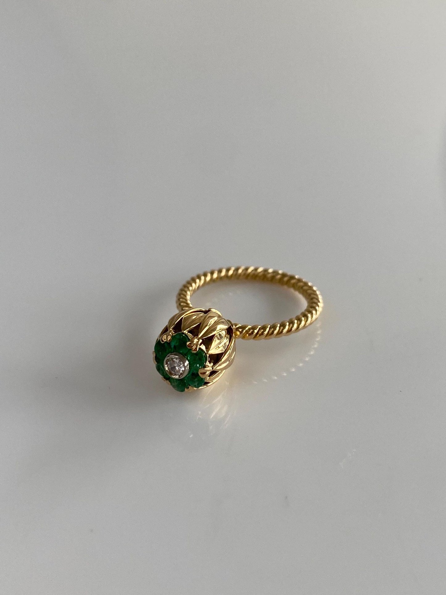 Vintage Solid 18k Yellow Gold Emerald Halo Diamond Flower Ring - Size 4.25