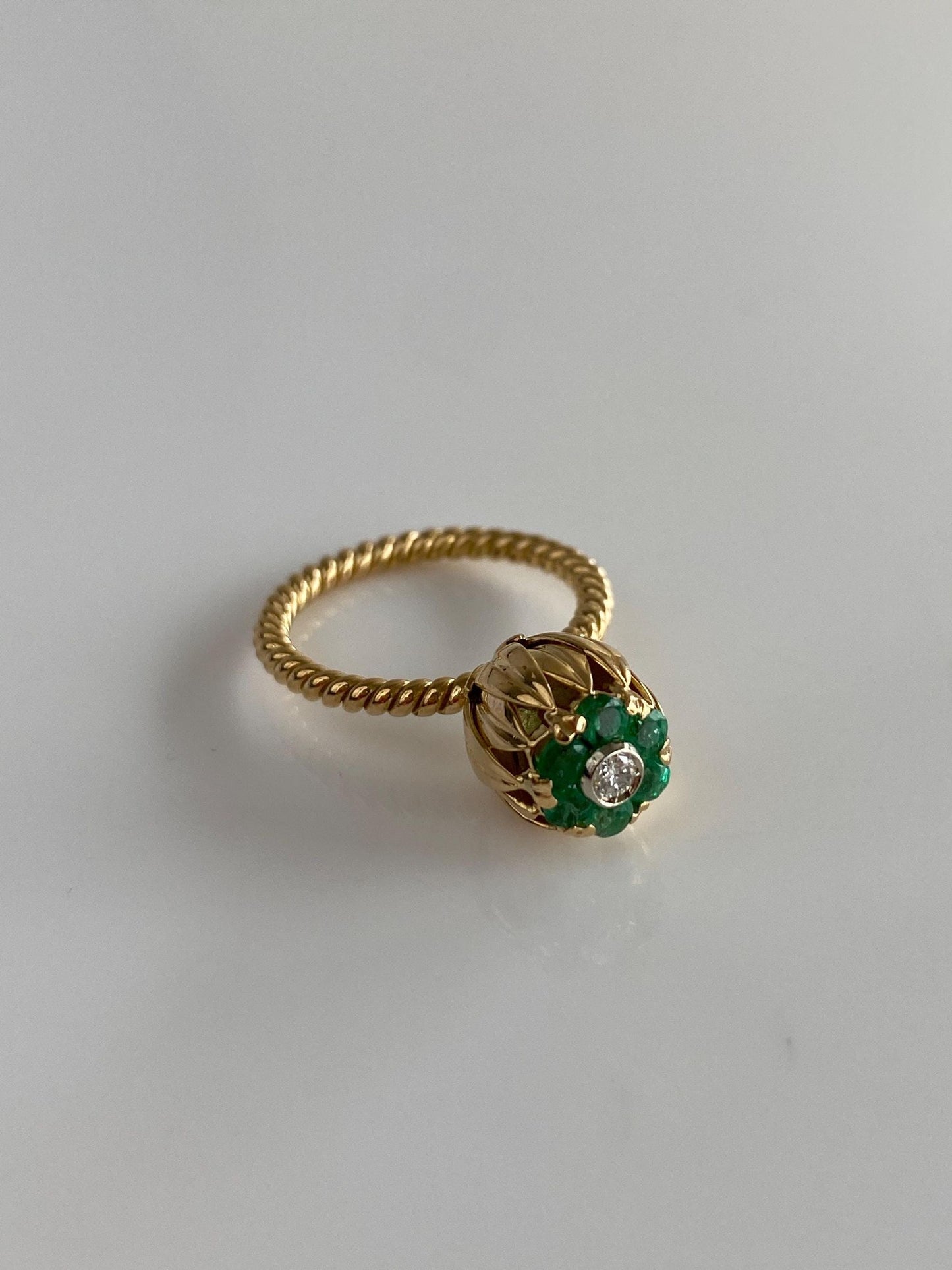 Vintage Solid 18k Yellow Gold Emerald Halo Diamond Flower Ring - Size 4.25