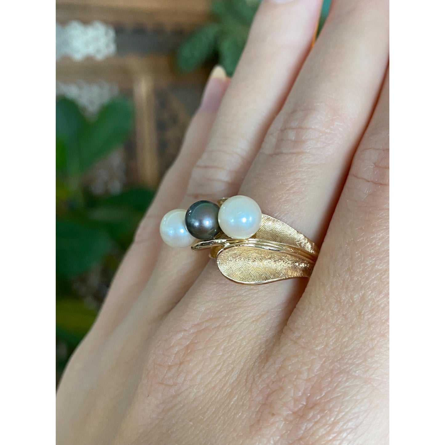 Vintage Solid 14k Yellow Gold White & Peacock Pearl Textured Ring - Size 6