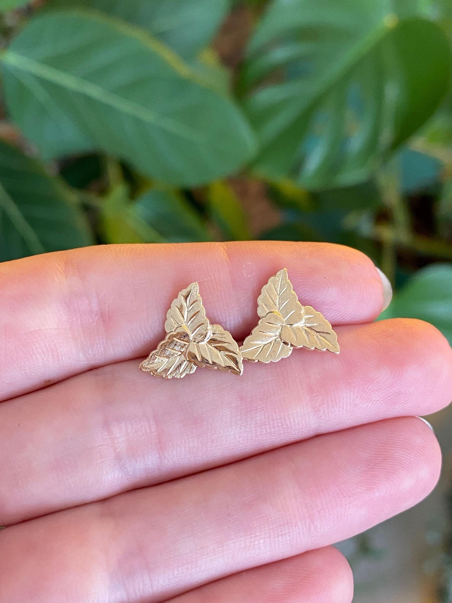 Vintage Solid 14k Yellow Gold Leaves Stud Earrings