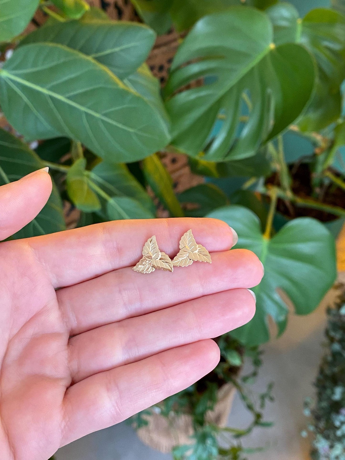 Vintage Solid 14k Yellow Gold Leaves Stud Earrings
