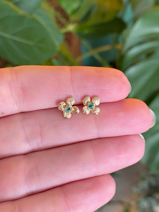 Vintage Solid 14k Yellow Gold Emerald Flower Stud Earrings