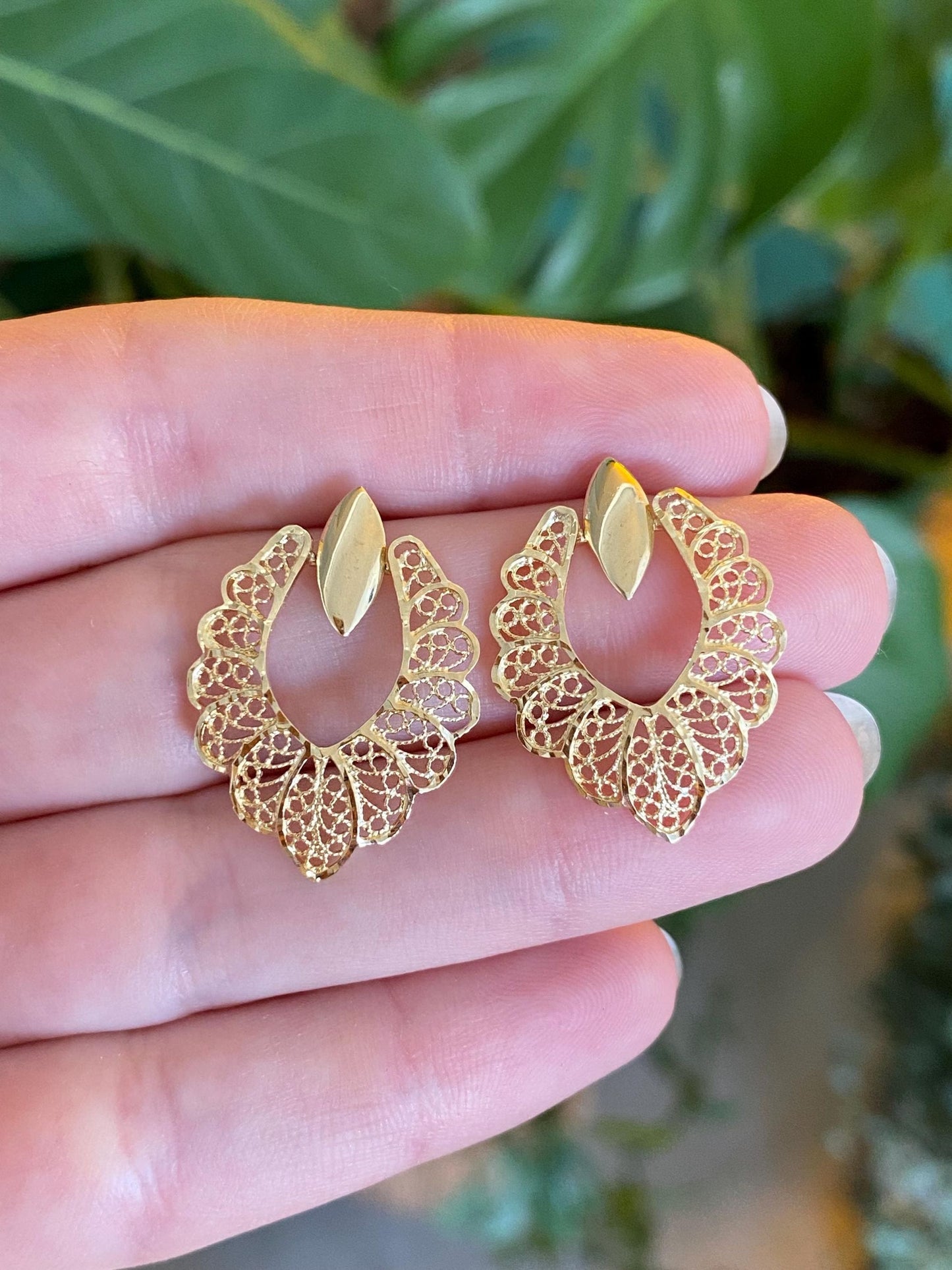 Vintage Solid 14k Yellow Gold Diamond Cut Filigree Scalloped Border Dangle Stud Earrings