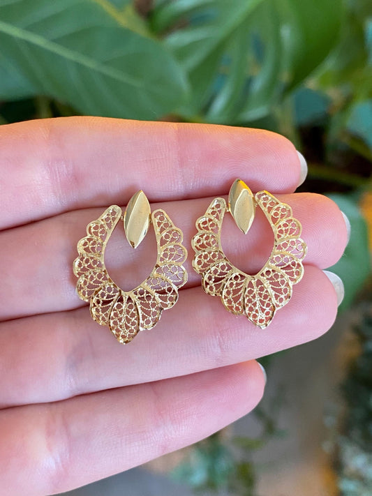 Vintage Solid 14k Yellow Gold Diamond Cut Filigree Scalloped Border Dangle Stud Earrings
