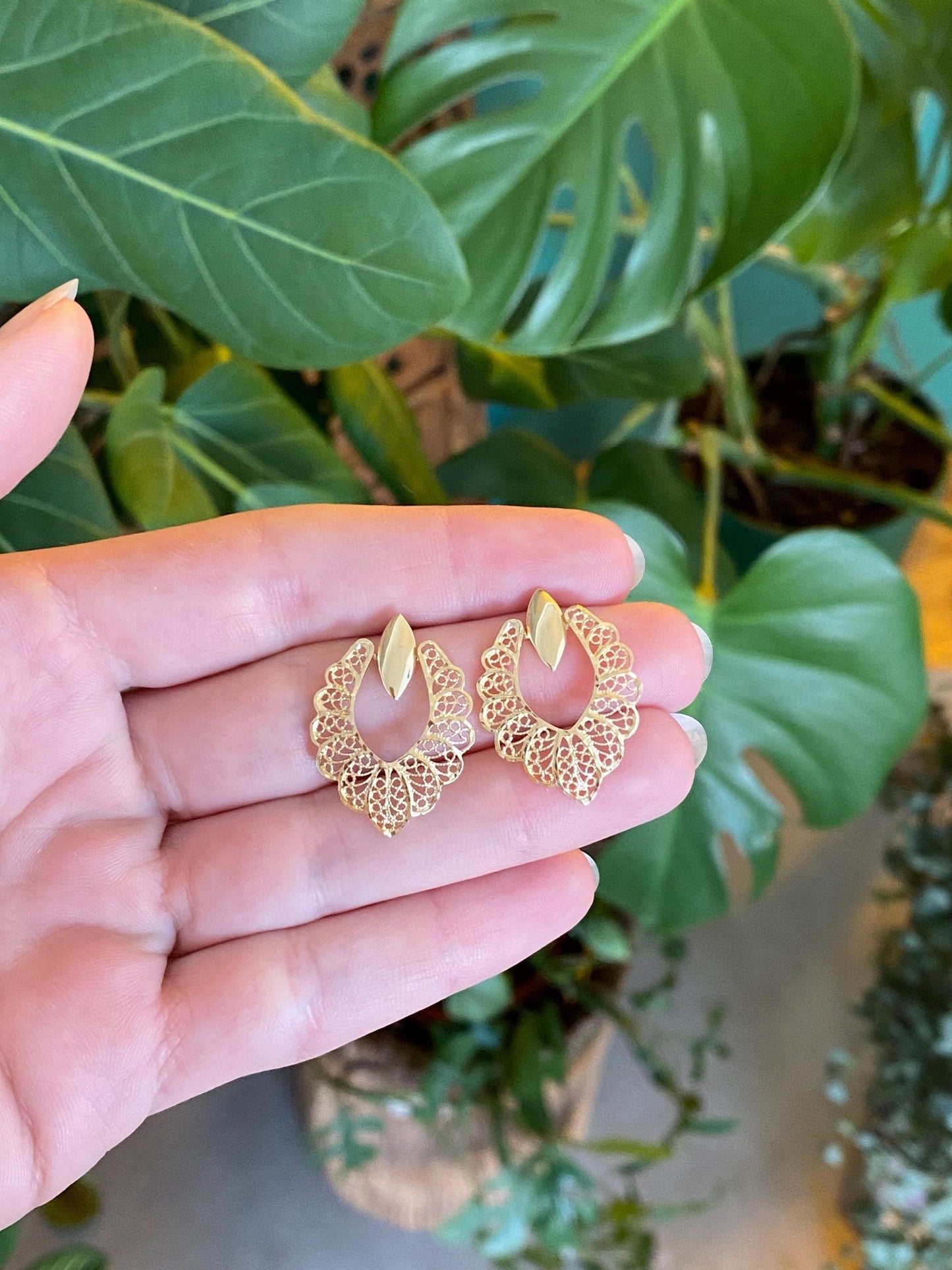 Vintage Solid 14k Yellow Gold Diamond Cut Filigree Scalloped Border Dangle Stud Earrings