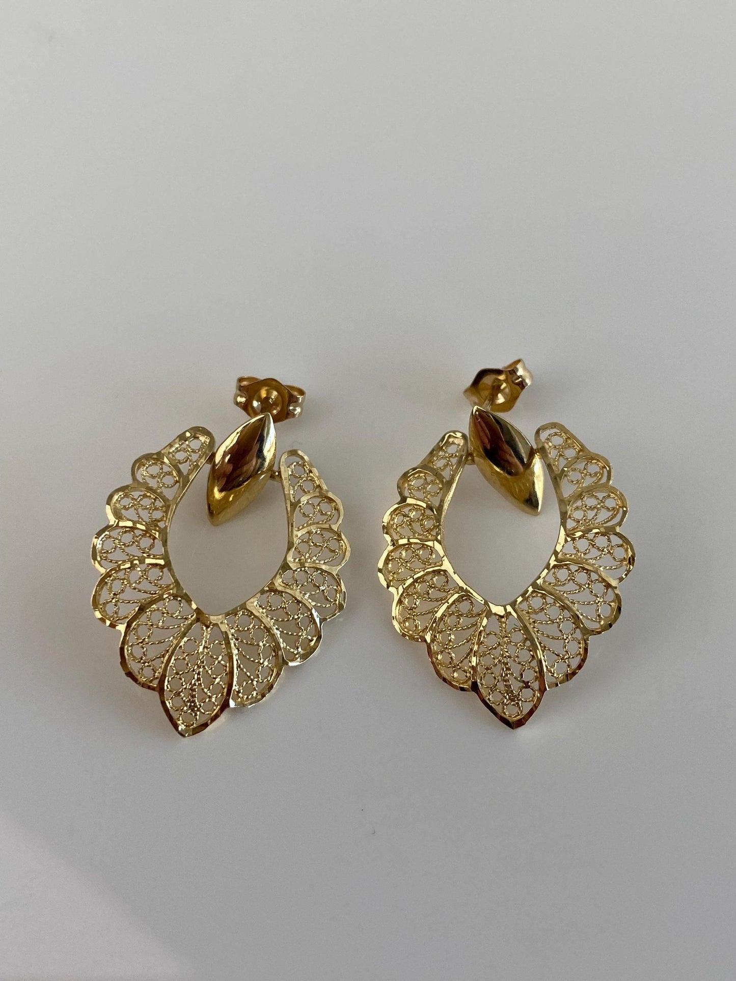 Vintage Solid 14k Yellow Gold Diamond Cut Filigree Scalloped Border Dangle Stud Earrings