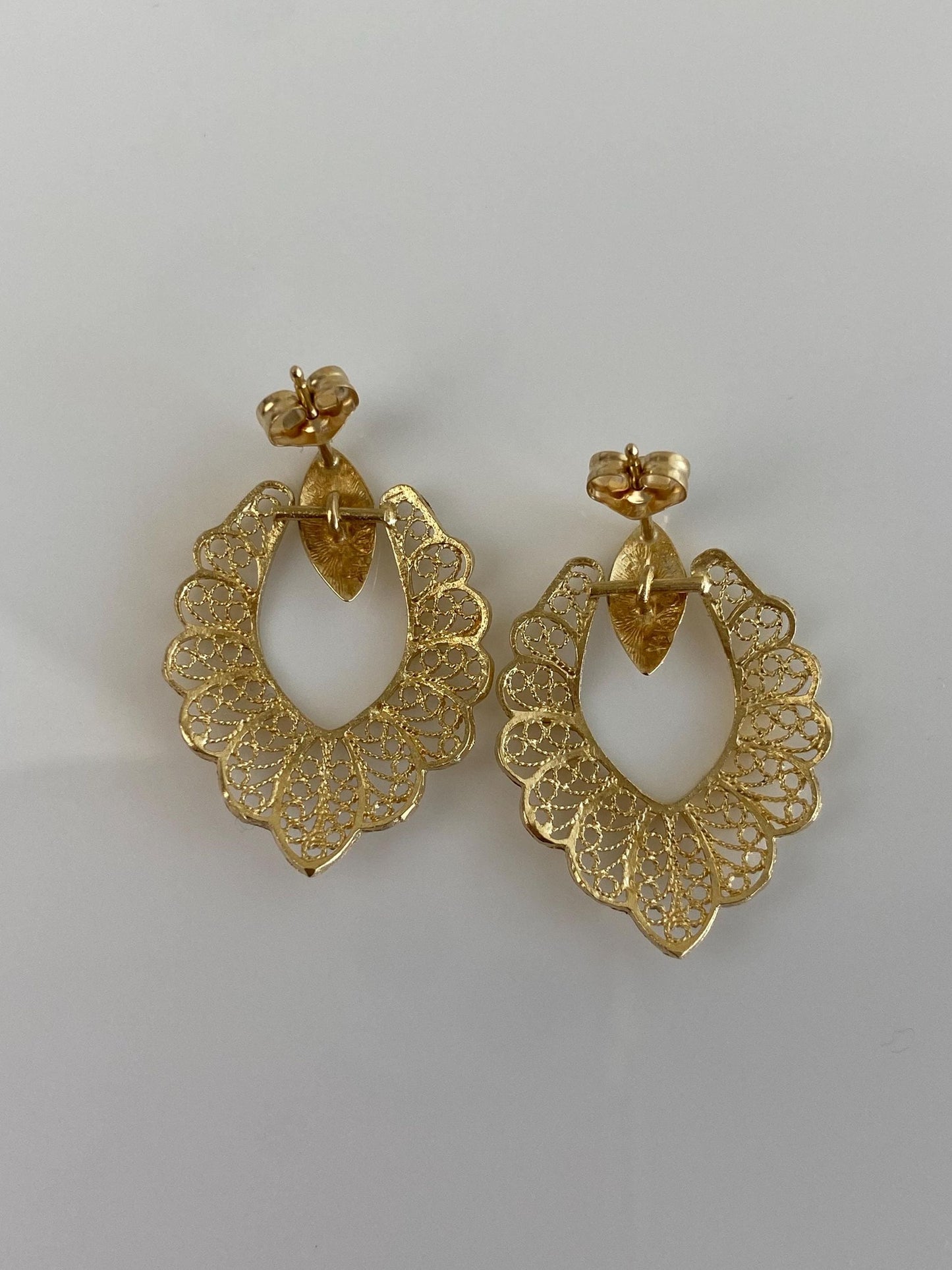 Vintage Solid 14k Yellow Gold Diamond Cut Filigree Scalloped Border Dangle Stud Earrings