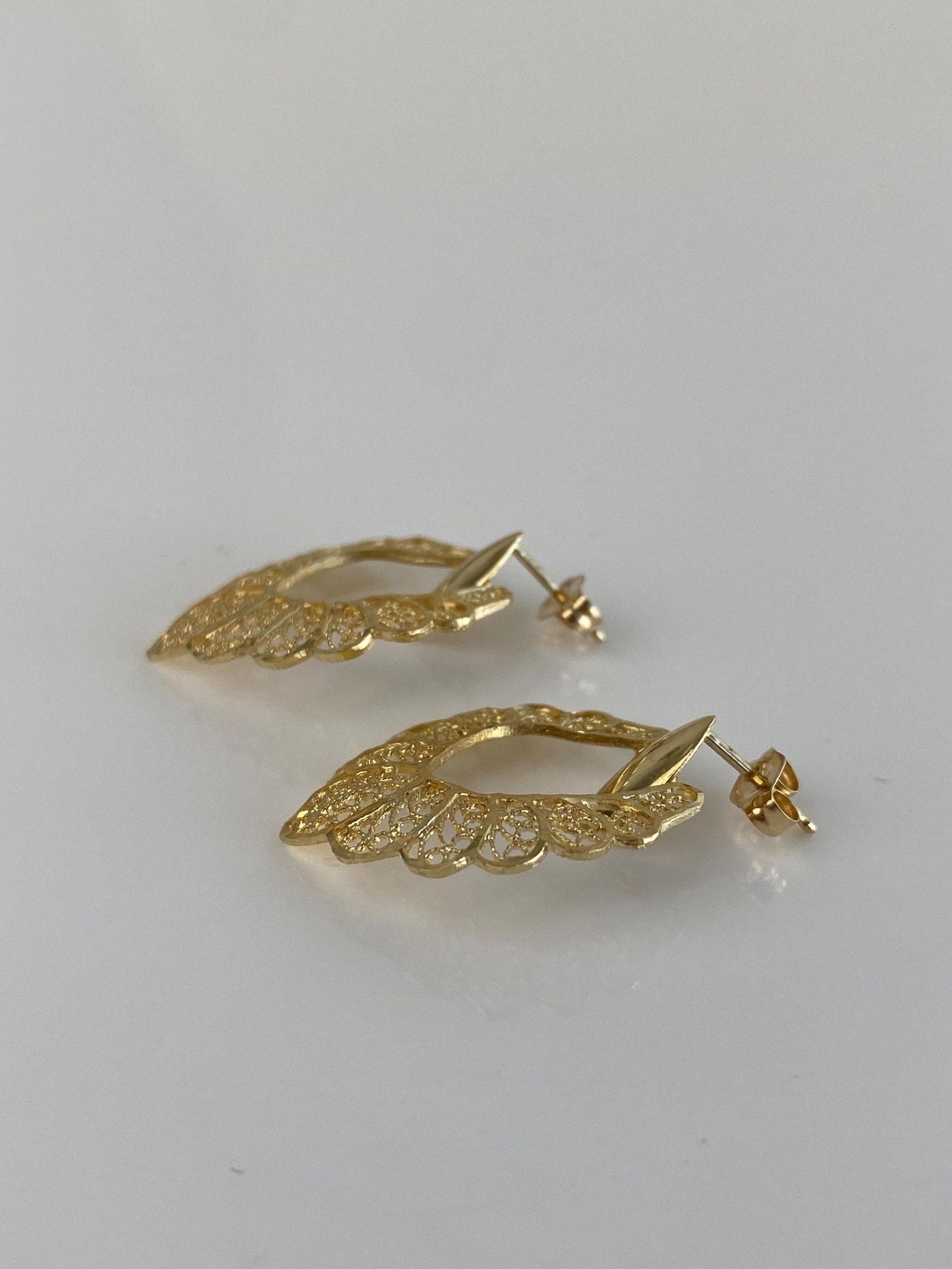 Vintage Solid 14k Yellow Gold Diamond Cut Filigree Scalloped Border Dangle Stud Earrings