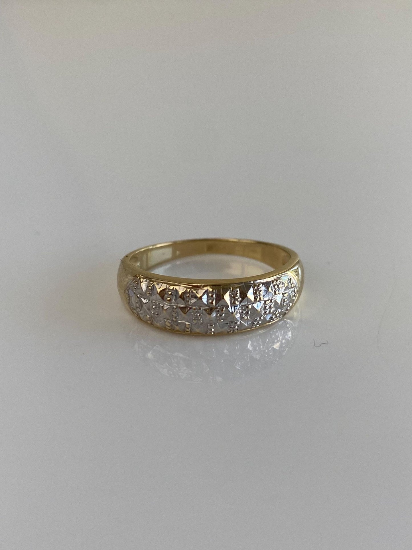 Vintage Solid 14k White & Yellow Gold Diamond Cut Ring Band - Size 7.75