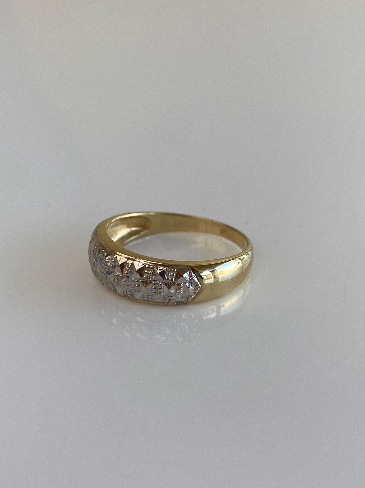Vintage Solid 14k White & Yellow Gold Diamond Cut Ring Band - Size 7.75