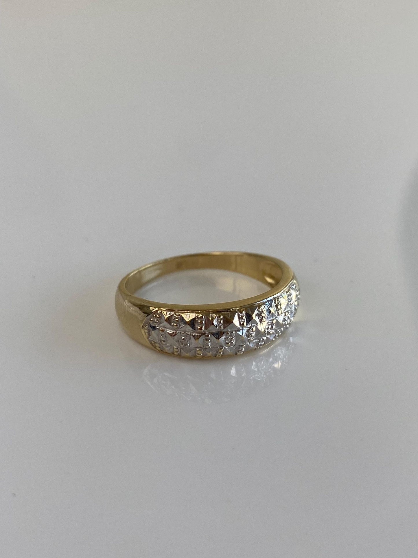 Vintage Solid 14k White & Yellow Gold Diamond Cut Ring Band - Size 7.75