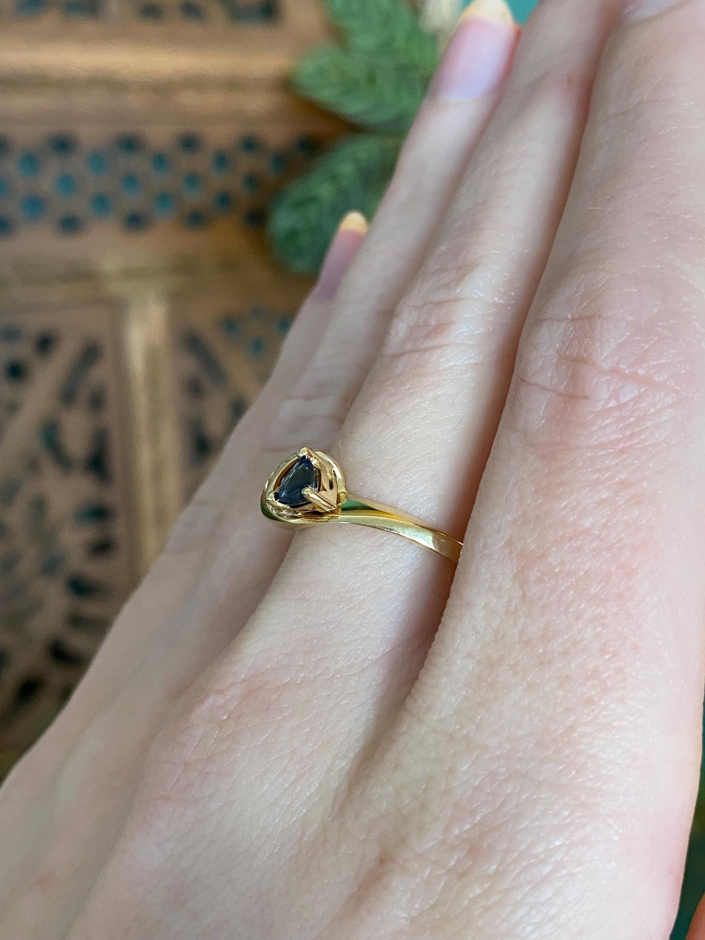 Vintage Solid 18k Yellow Gold Clear & Blue Sapphire Ring - Size 7.75