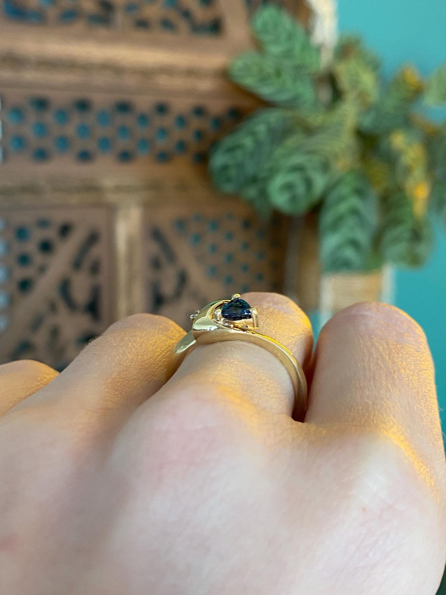 Vintage Solid 18k Yellow Gold Clear & Blue Sapphire Ring - Size 7.75