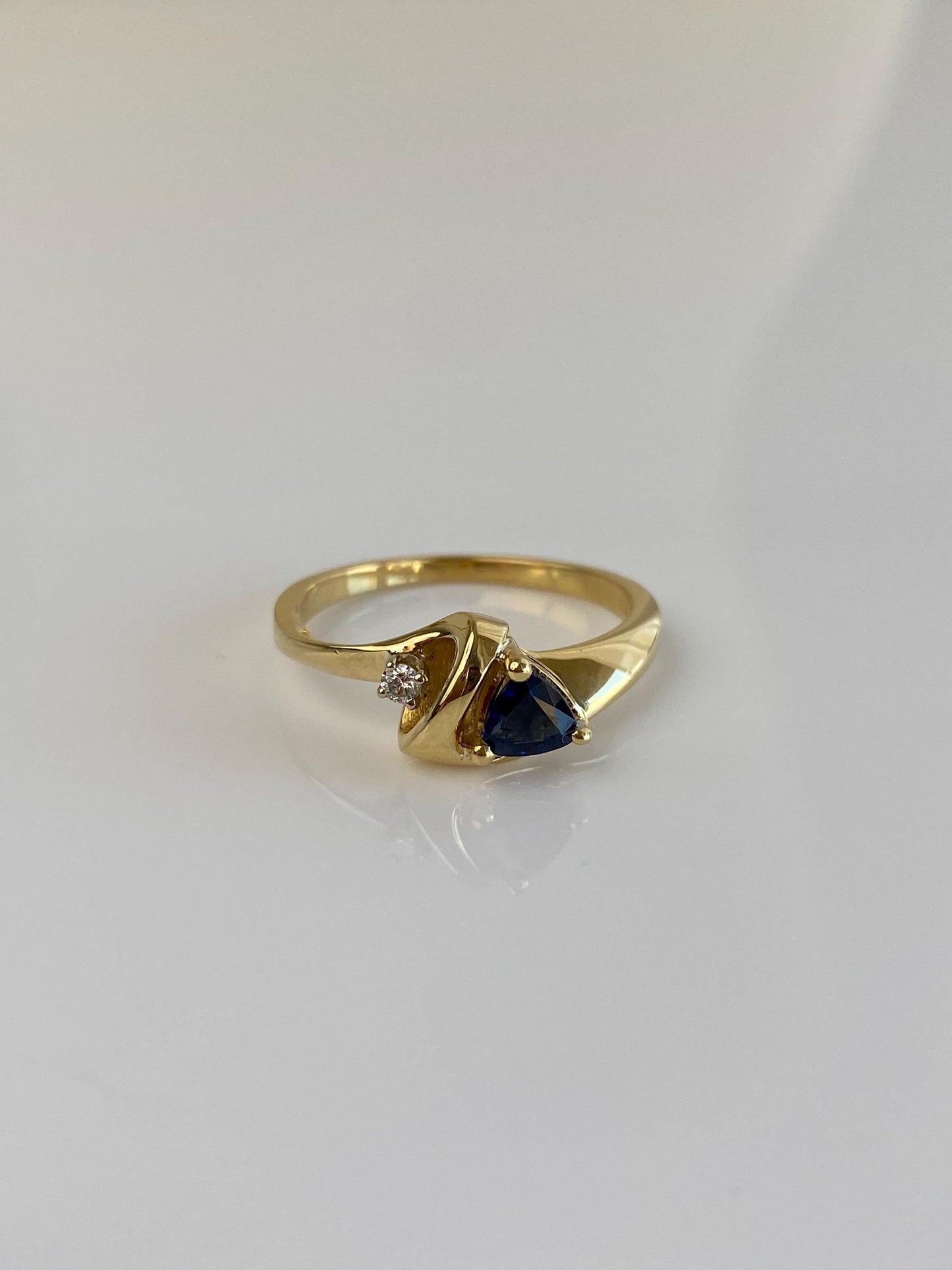 Vintage Solid 18k Yellow Gold Clear & Blue Sapphire Ring - Size 7.75