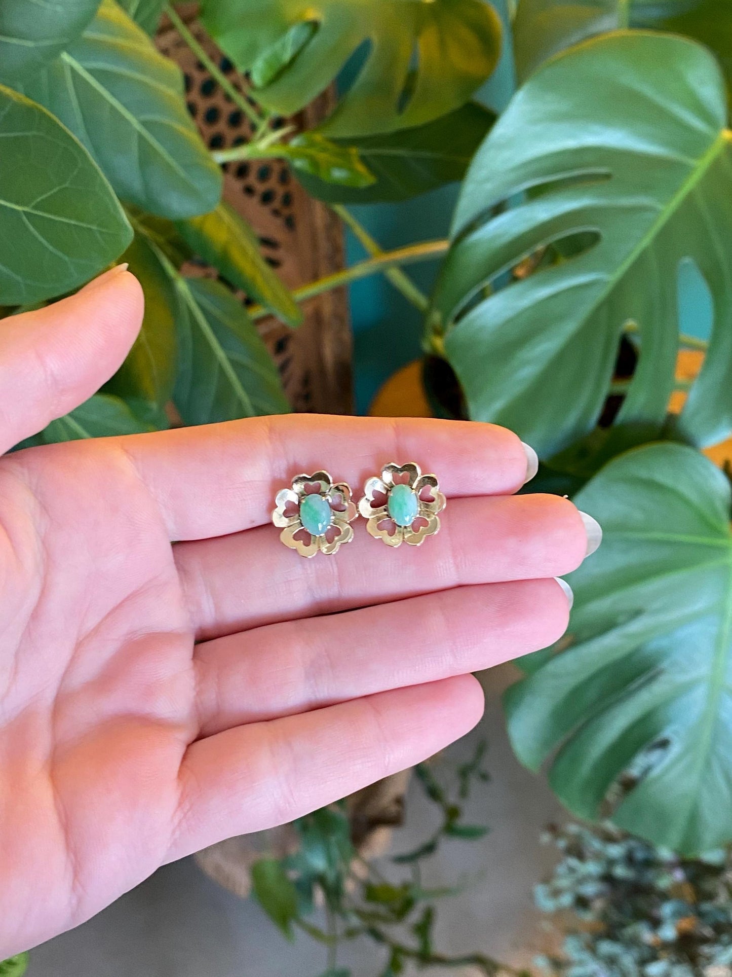 Vintage Solid 14k Yellow Gold Jade Flower Stud Earrings