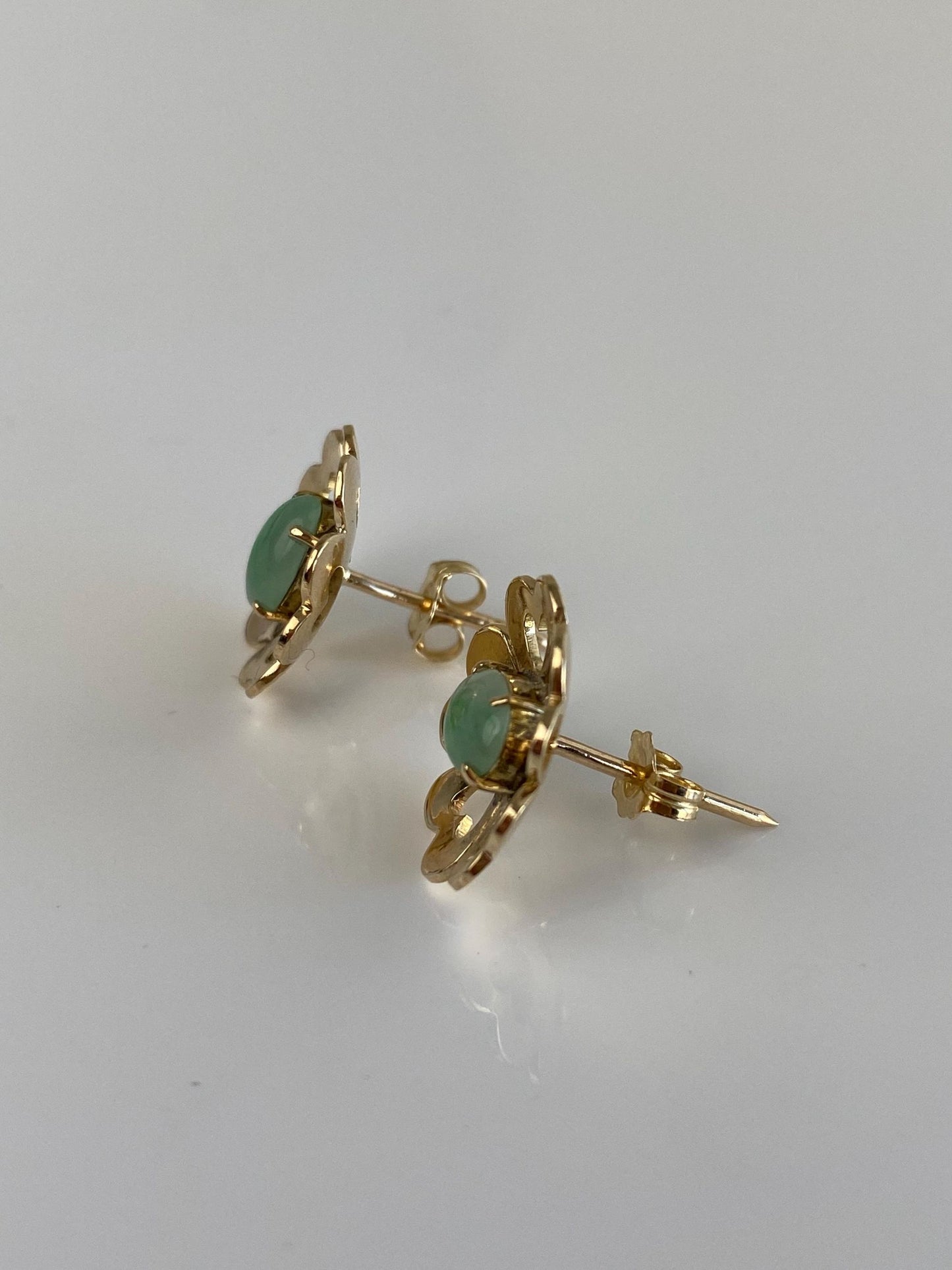 Vintage Solid 14k Yellow Gold Jade Flower Stud Earrings