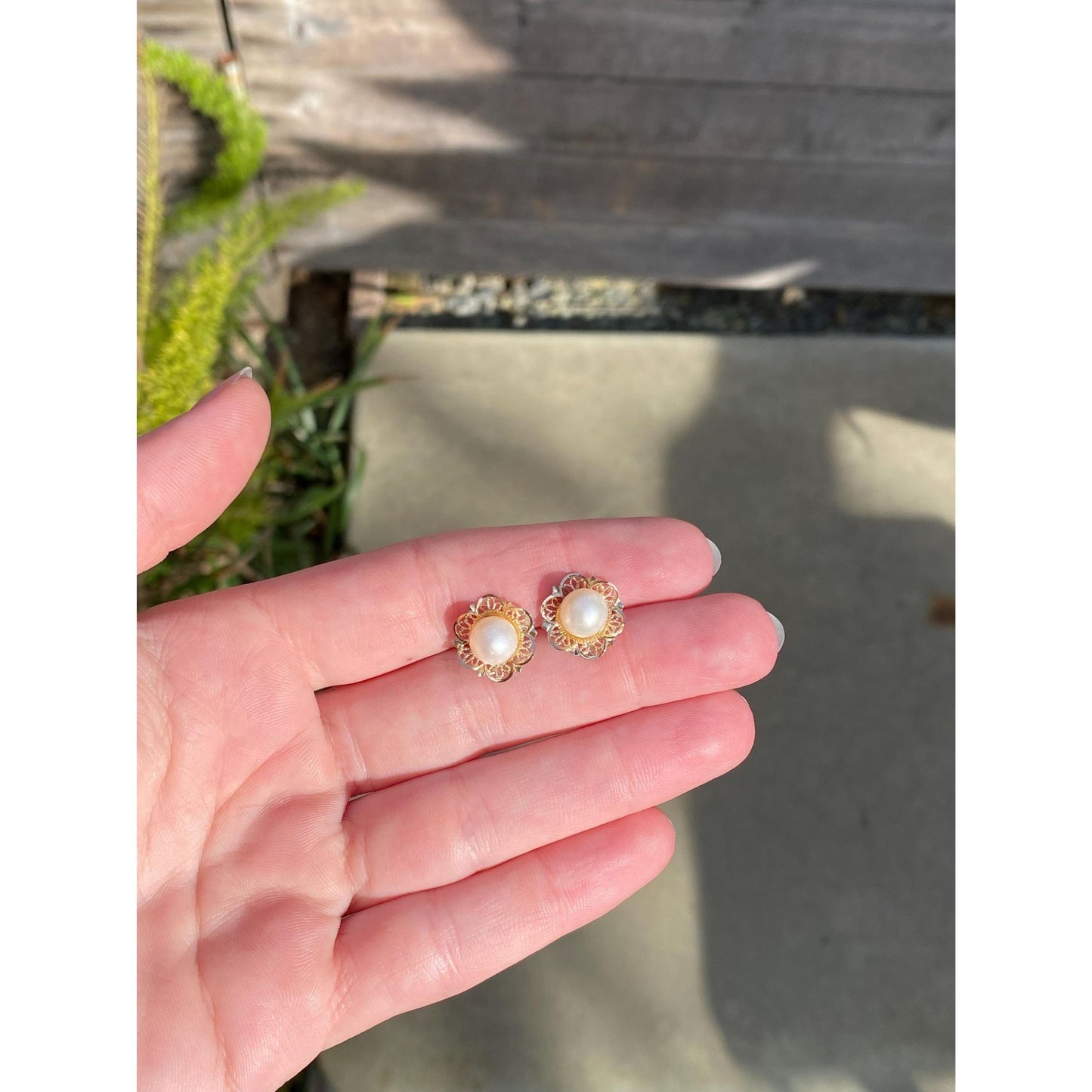 Vintage Solid 14k Yellow Gold Pearl Frilly Border Stud Earrings