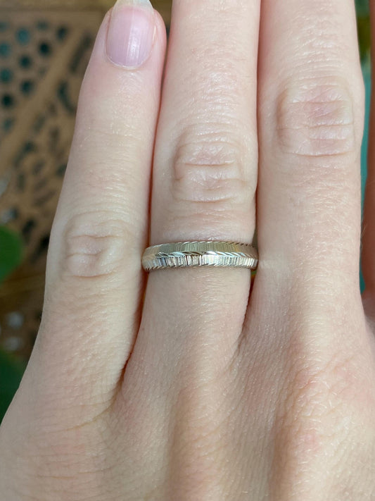 Vintage Solid 14k White Gold Diamond Cut Ring Band - Size 5.25