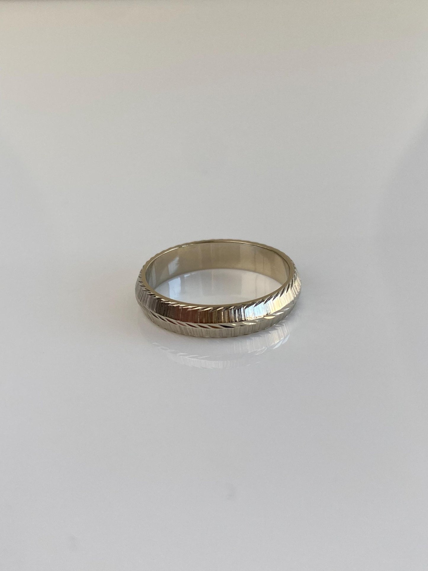 Vintage Solid 14k White Gold Diamond Cut Ring Band - Size 5.25
