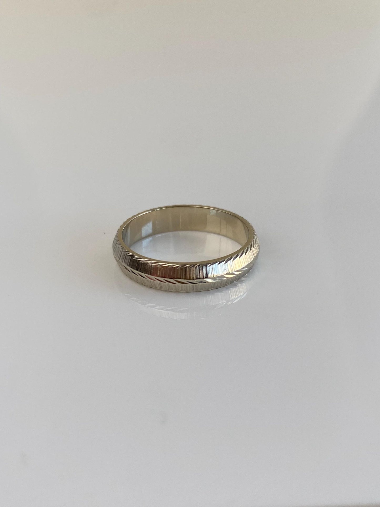 Vintage Solid 14k White Gold Diamond Cut Ring Band - Size 5.25