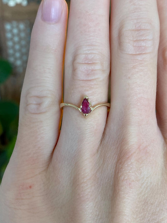 Vintage Solid 14k Yellow Gold Pink Spinel Chevron Ring - Size 5.5