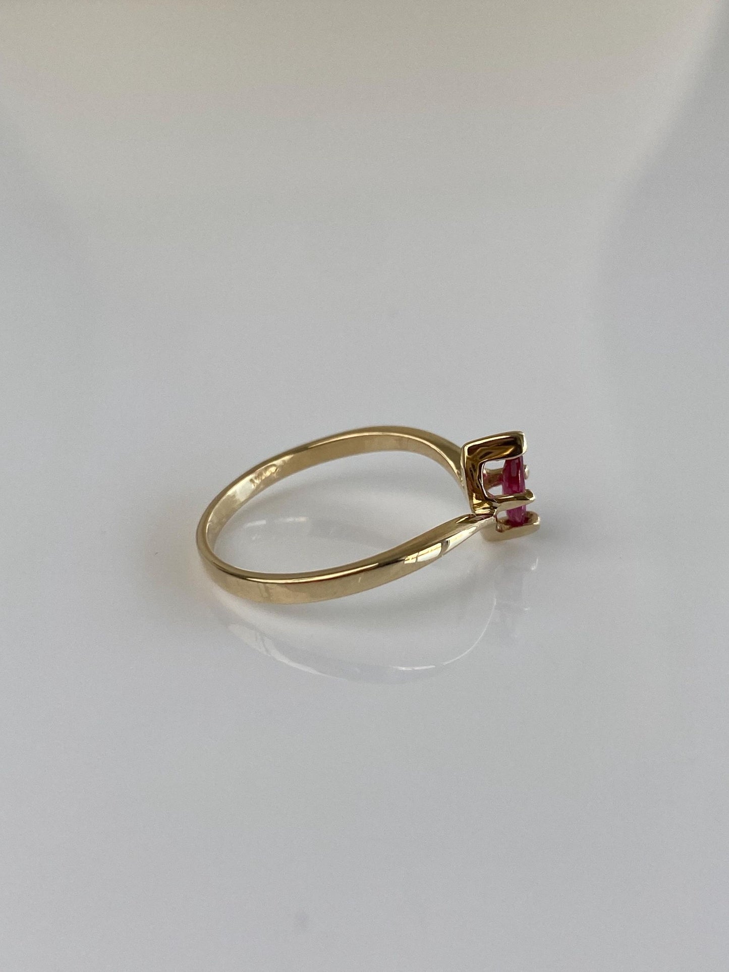 Vintage Solid 14k Yellow Gold Pink Spinel Chevron Ring - Size 5.5
