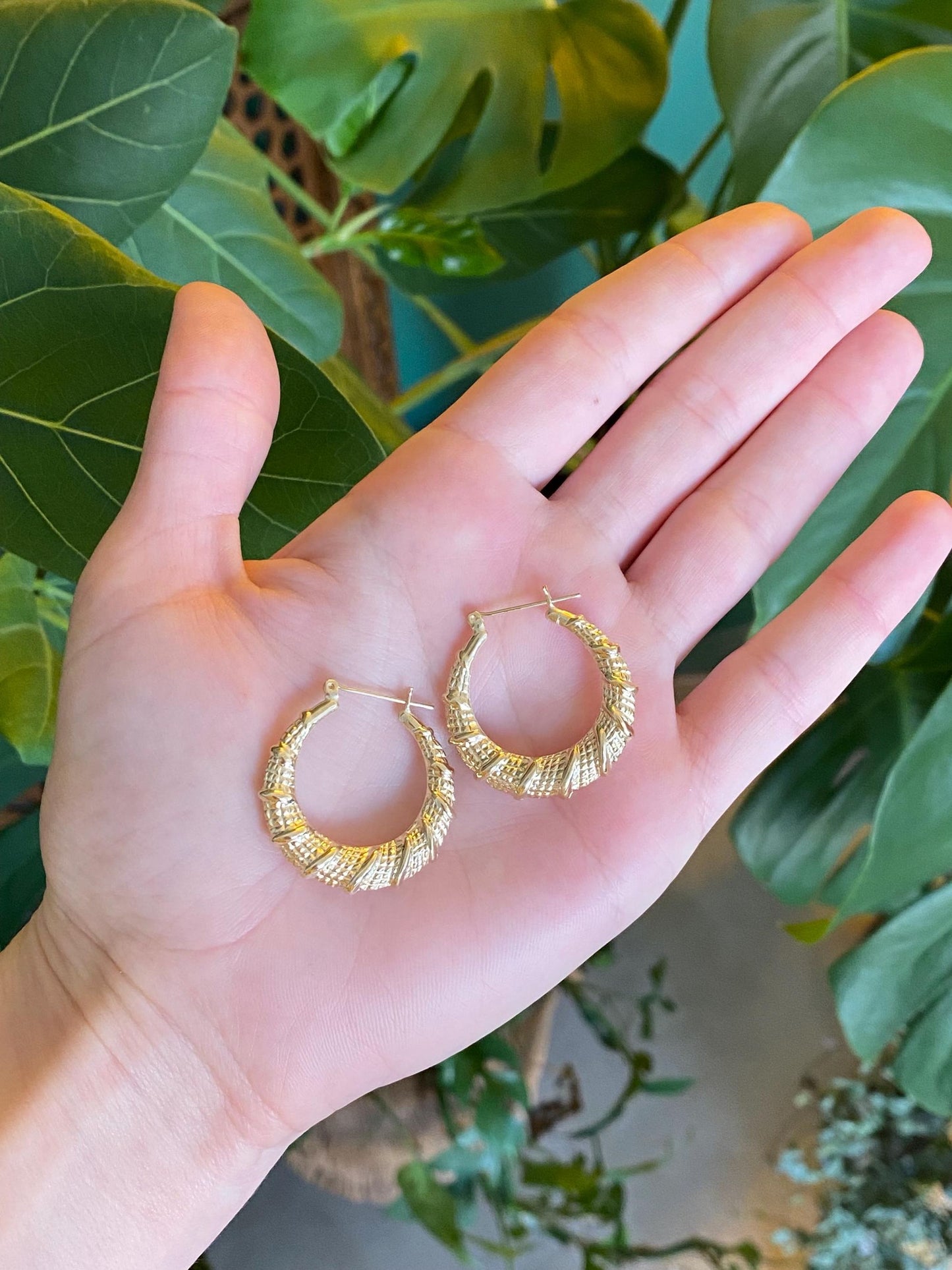 Vintage 10k Yellow Gold Scalloped Design Hoop Earrings