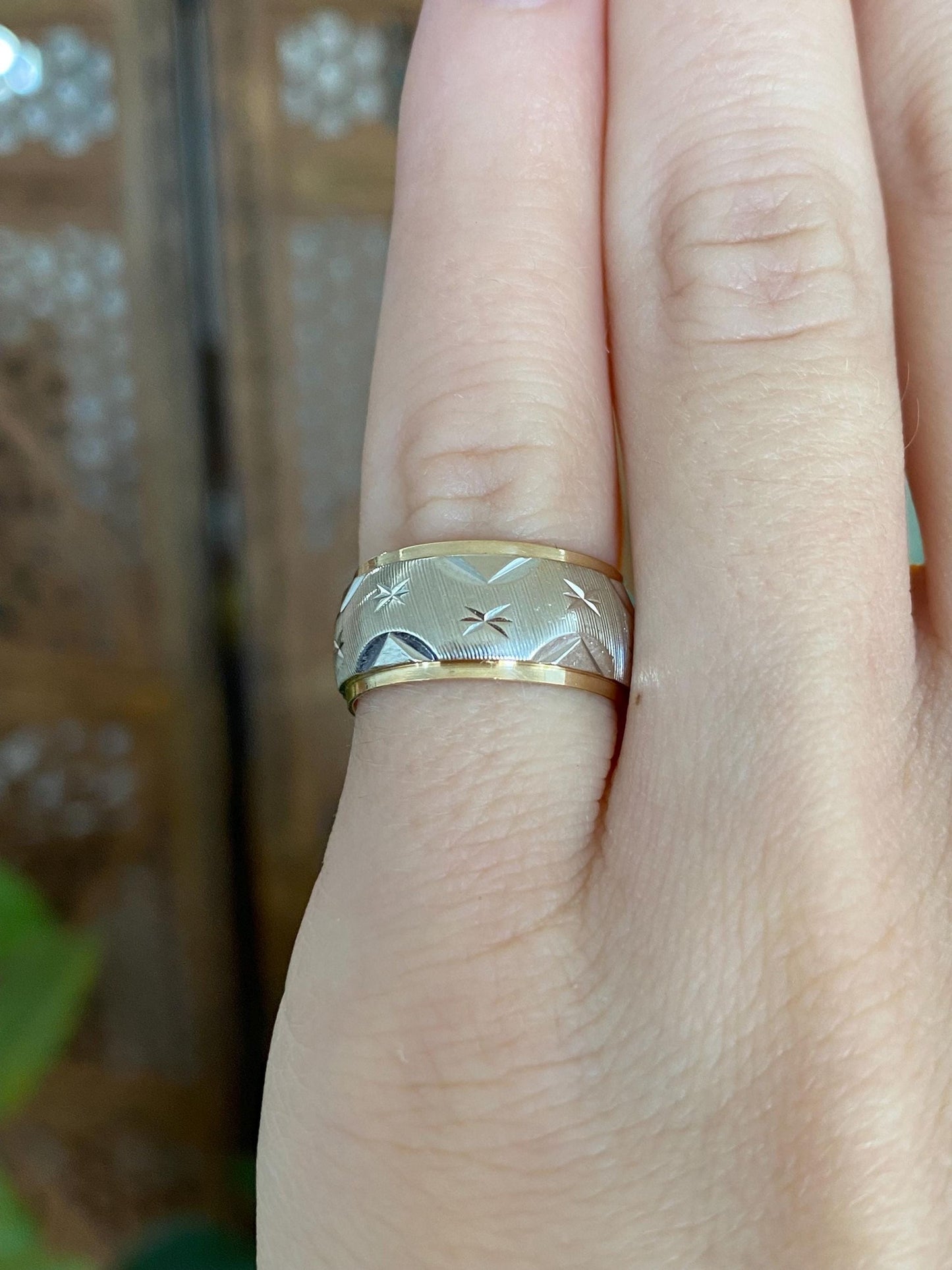 Vintage Solid 14k White & Yellow Gold Diamond Cut Ring Band - Size 4.5