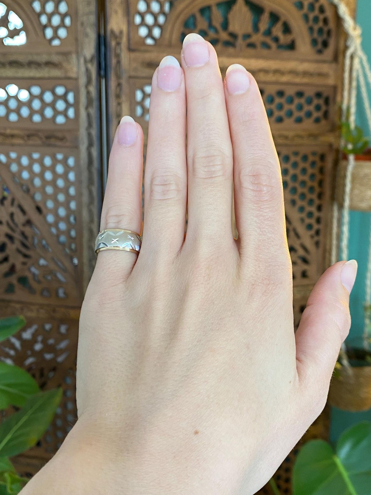 Vintage Solid 14k White & Yellow Gold Diamond Cut Ring Band - Size 4.5