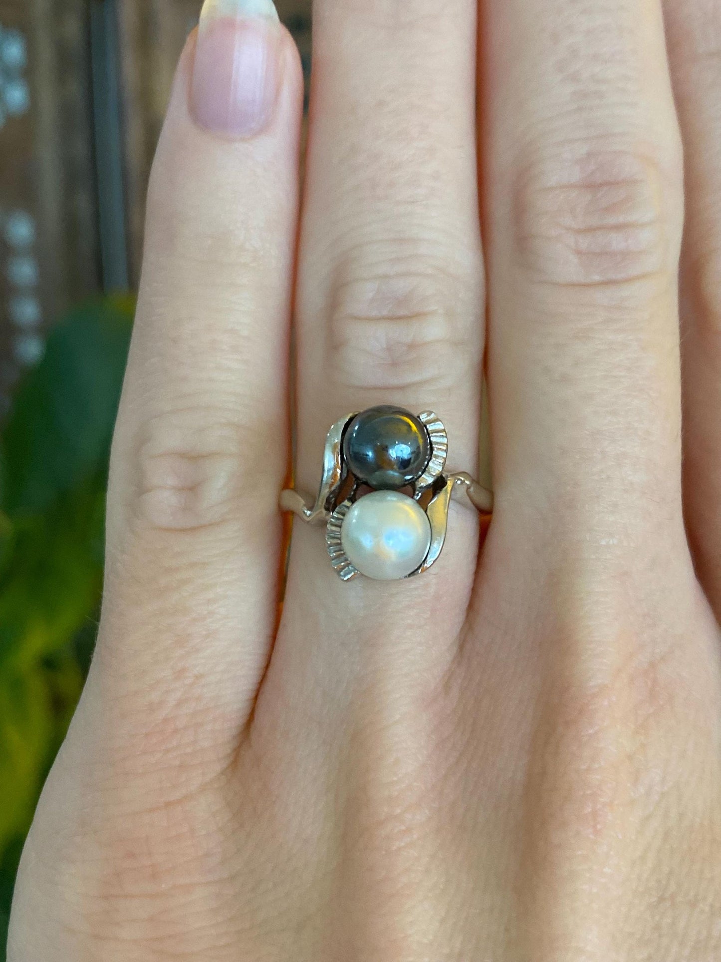 Vintage Solid 14k White Gold Peacock & White Pearl Twist Ring - Size 5.5