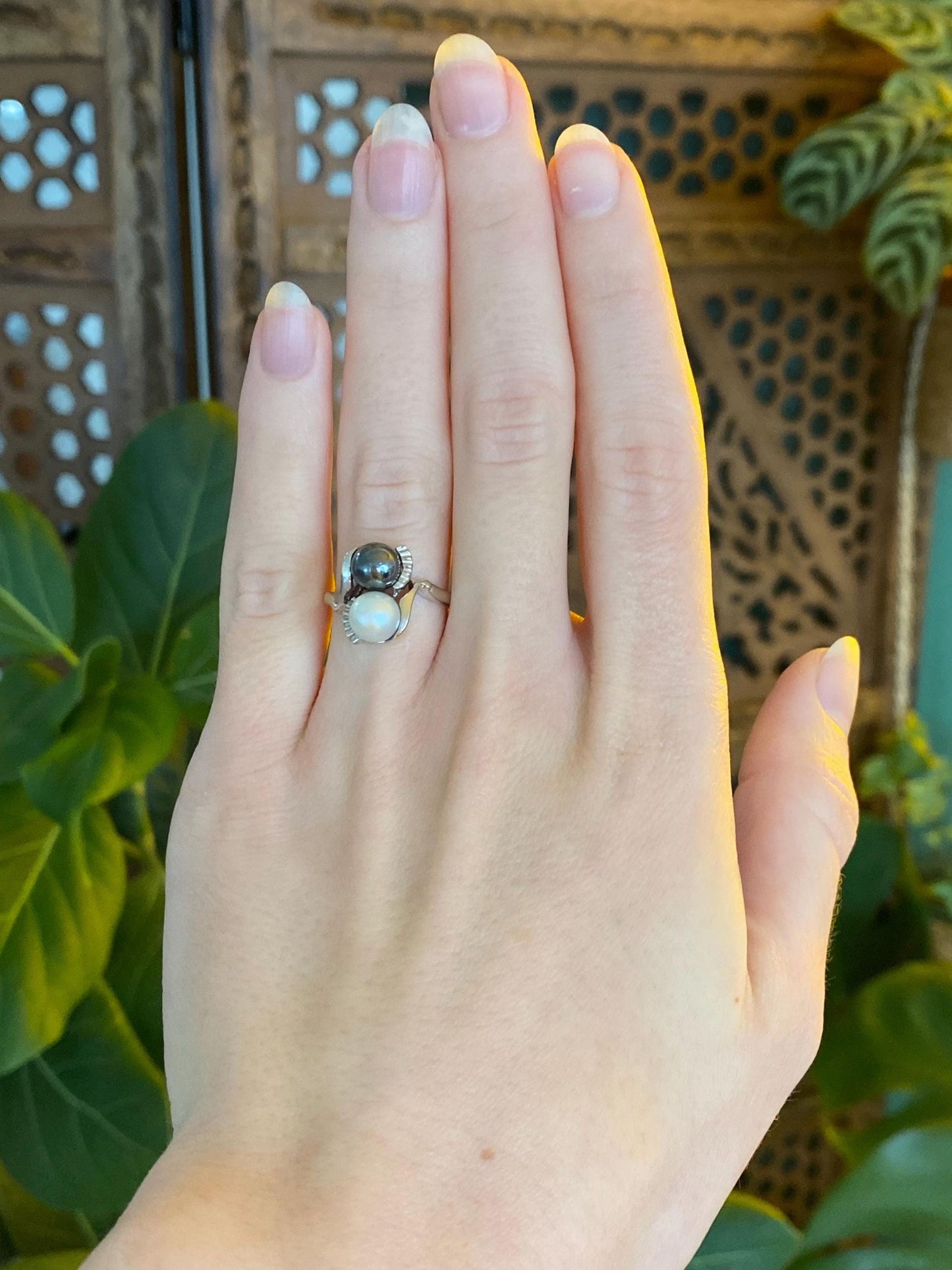 Vintage Solid 14k White Gold Peacock & White Pearl Twist Ring - Size 5.5