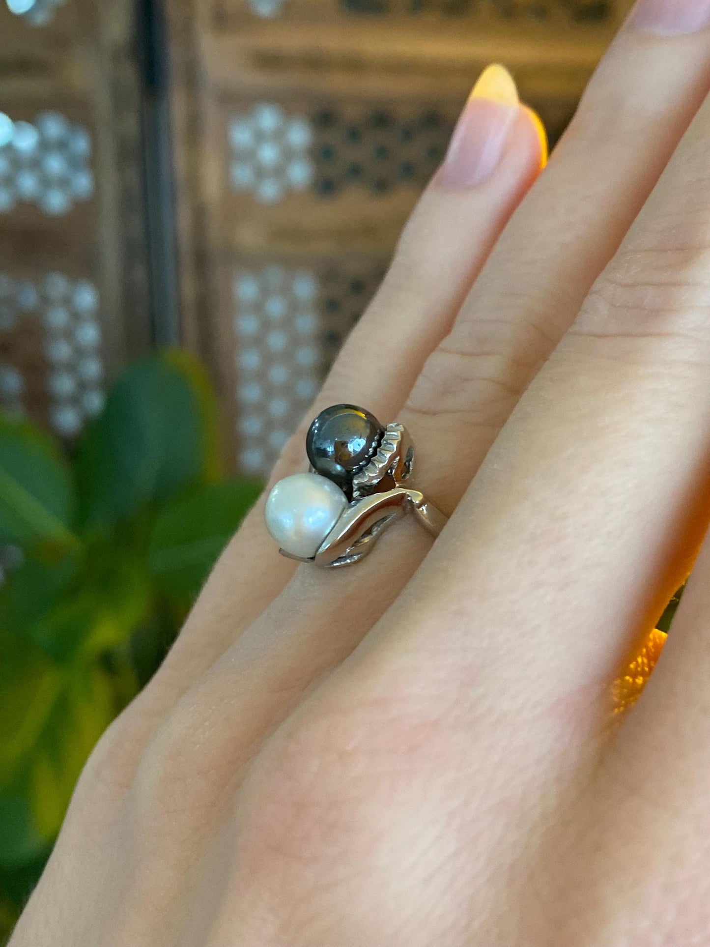 Vintage Solid 14k White Gold Peacock & White Pearl Twist Ring - Size 5.5