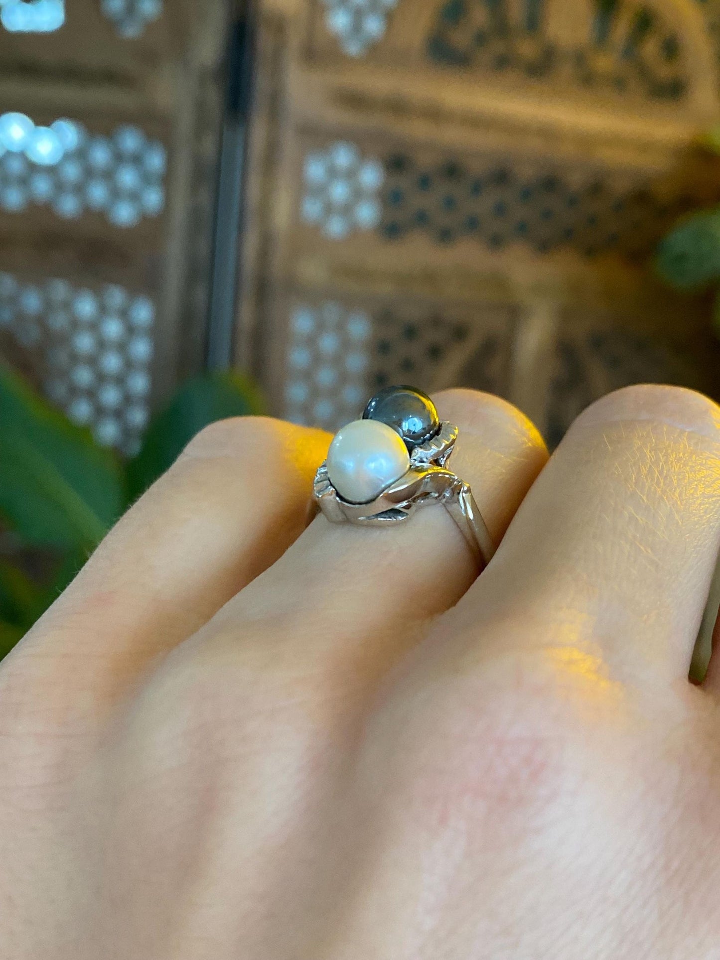 Vintage Solid 14k White Gold Peacock & White Pearl Twist Ring - Size 5.5